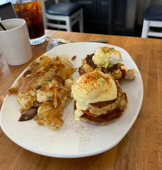 Eggs Benedict with hash browns — gourmet plating